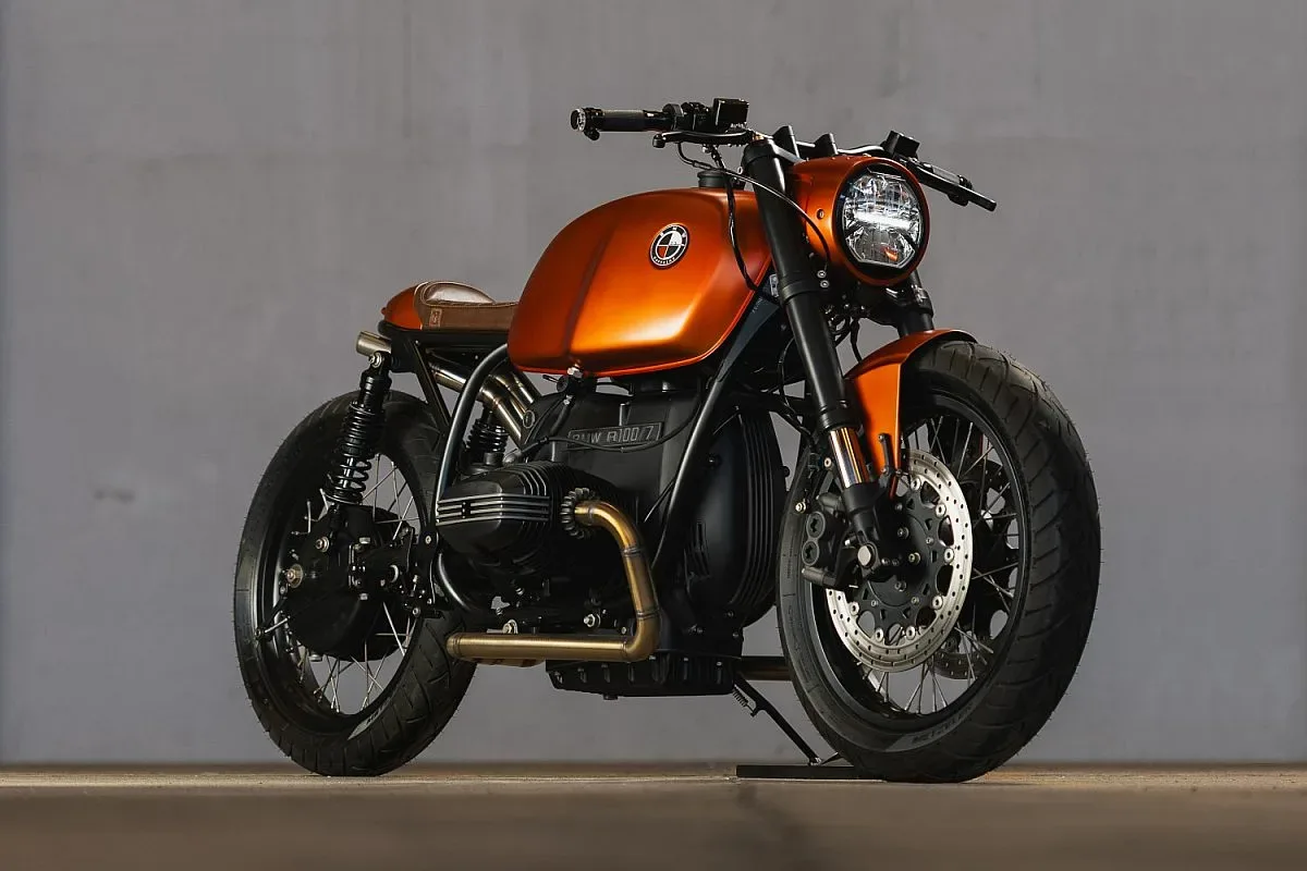 BMW R100/7 de 1976 convertida en cafe racer por Caffeine Custom: depósito naranja satinado, horquilla negra invertida y colectores dorados