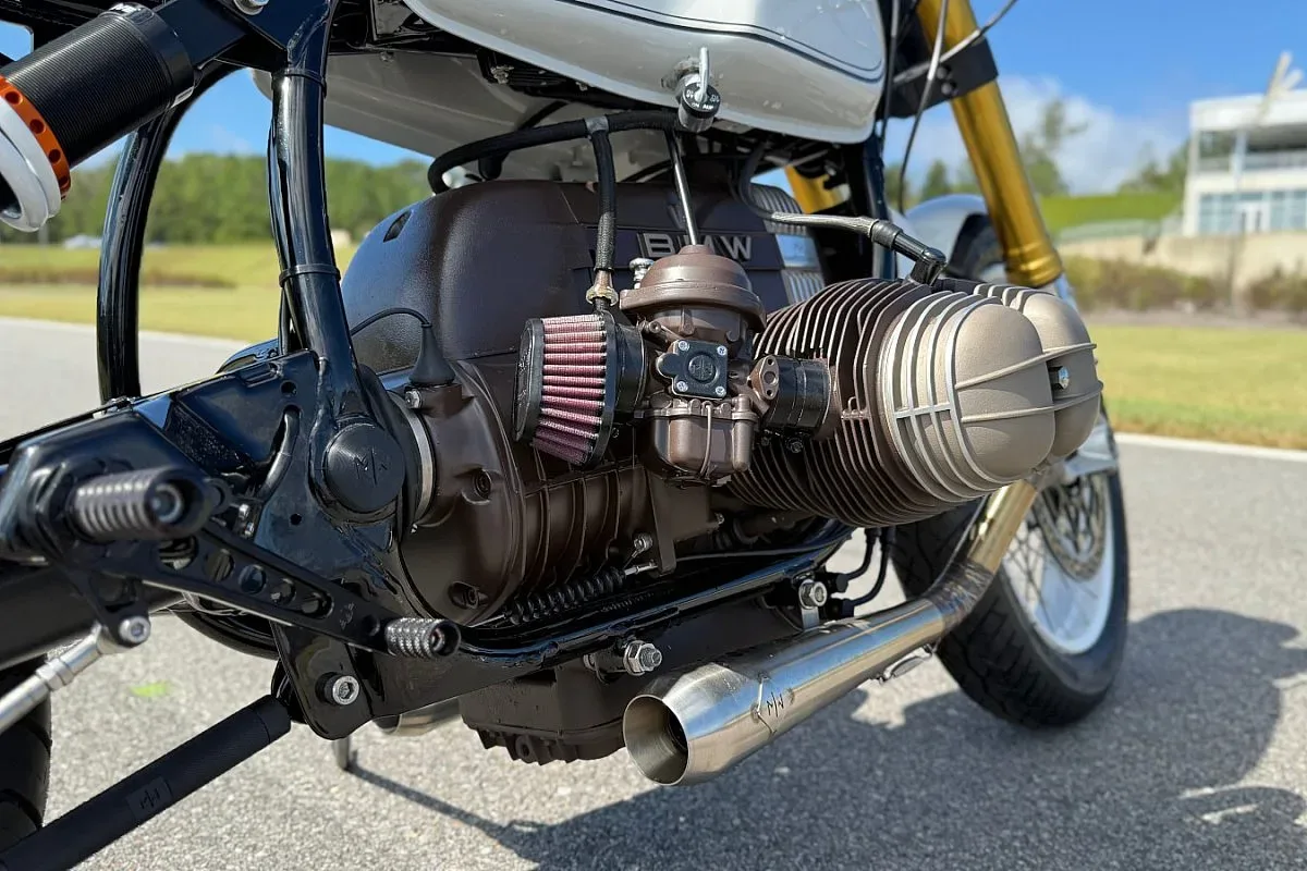 Motor bóxer de la BMW R100 de Marekswerk con acabado Cerakote marrón, carburador con filtro de aire abierto y escape de acero inoxidable