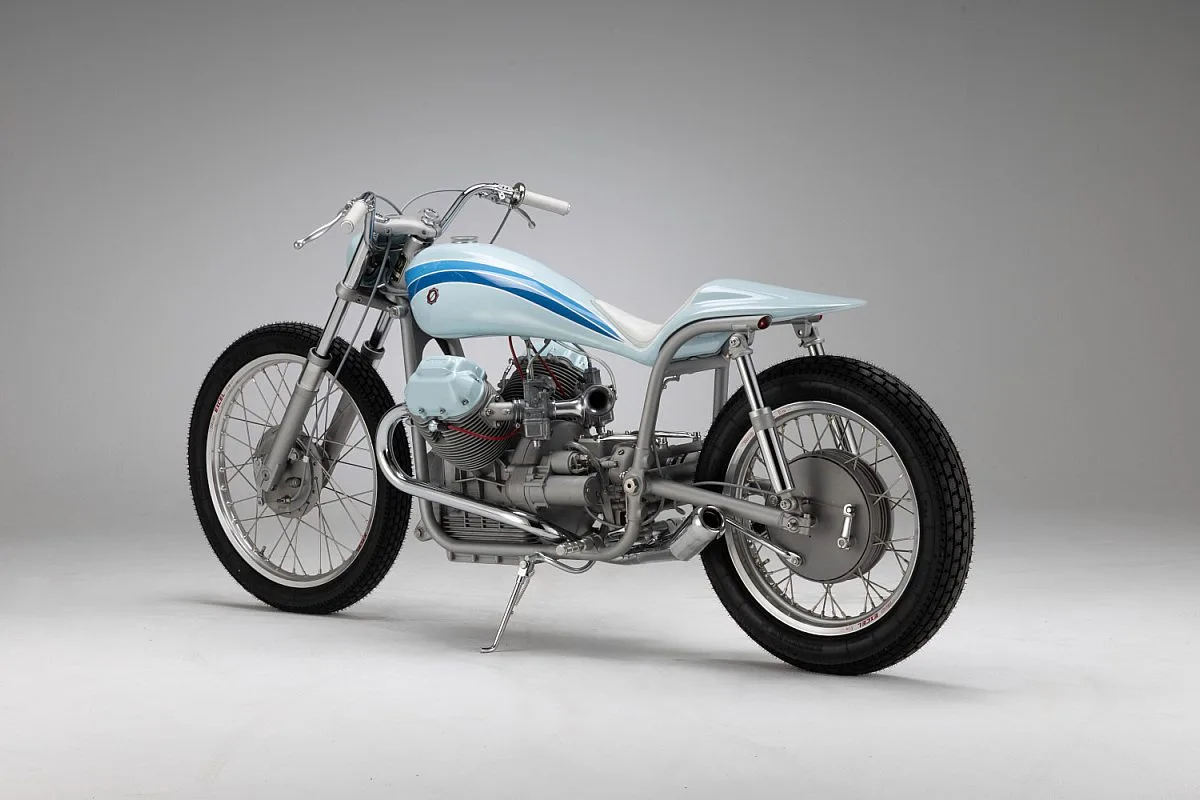 Moto Guzzi V7 «Bonanza» en tres cuartos traseros: colín en punta, amortiguadores traseros verticales y silencioso cromado