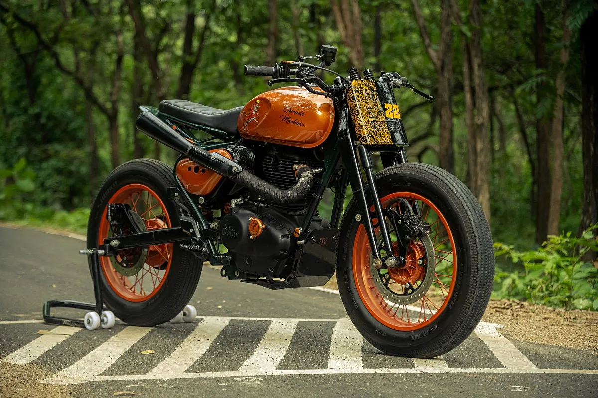 Vista delantera tres cuartos del street tracker Royal Enfield Hunter 350 con portanúmeros con el 22 y horquilla springer