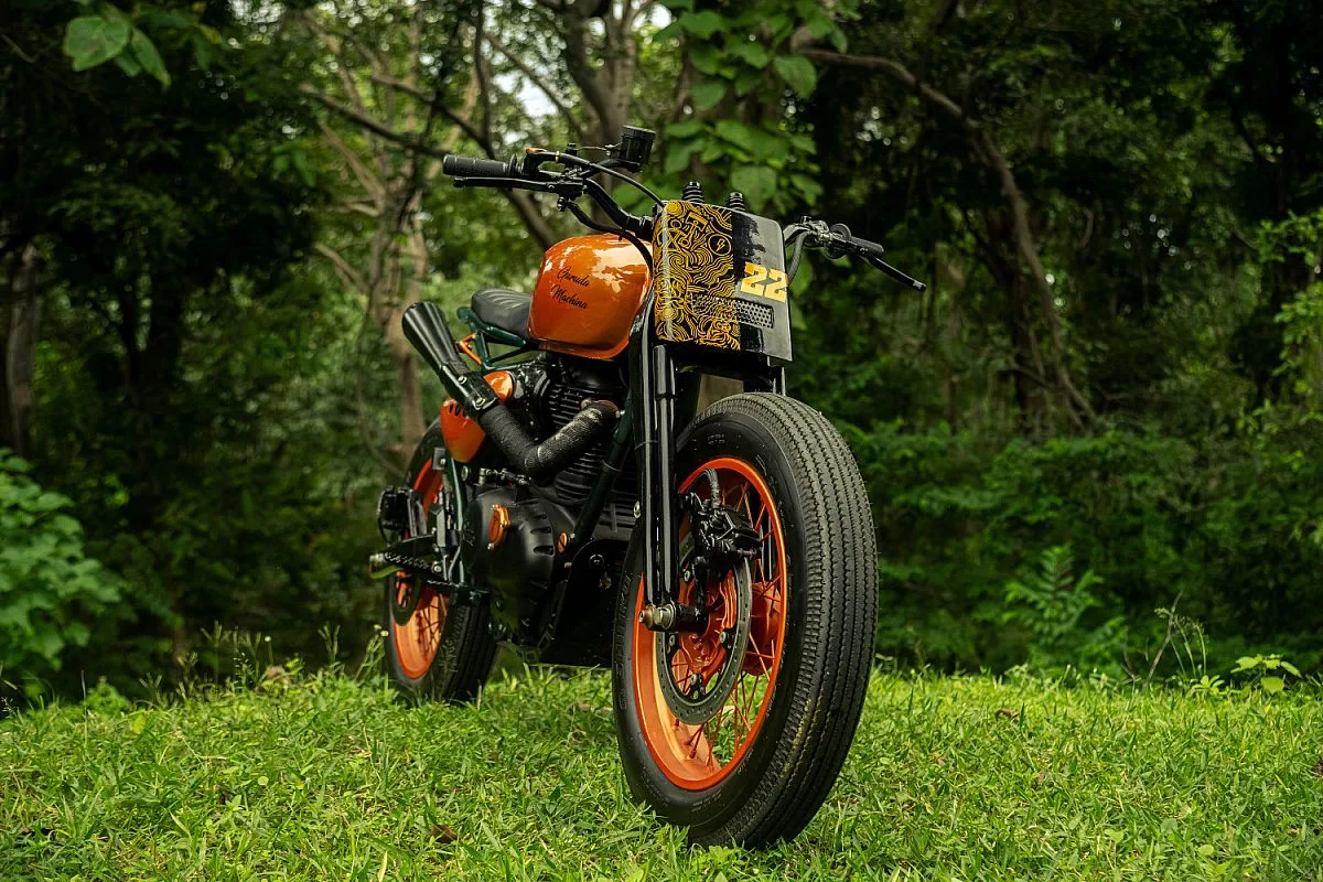 Royal Enfield Hunter 350 tracker de Garuda Machina visto desde delante y desde abajo, sobre la hierba