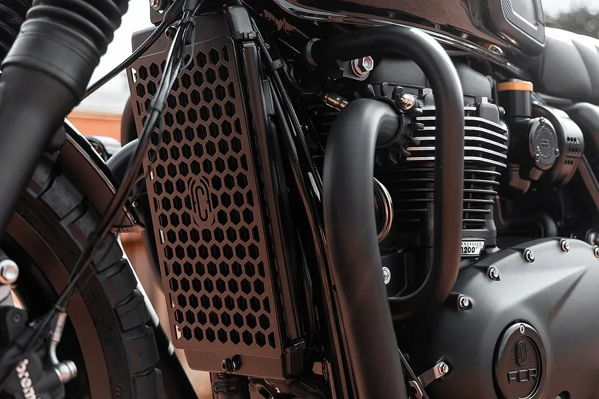 Protector del radiador de panal con el logotipo FCR y defensa de motor negra de la Triumph Bonneville T120 de FCR Original